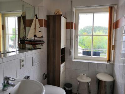 Badezimmer mit Fenster & Fußbodenheizung