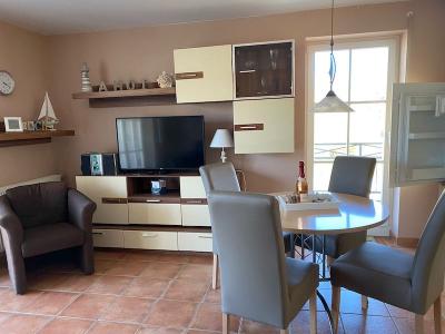 Esstisch und TV Wand